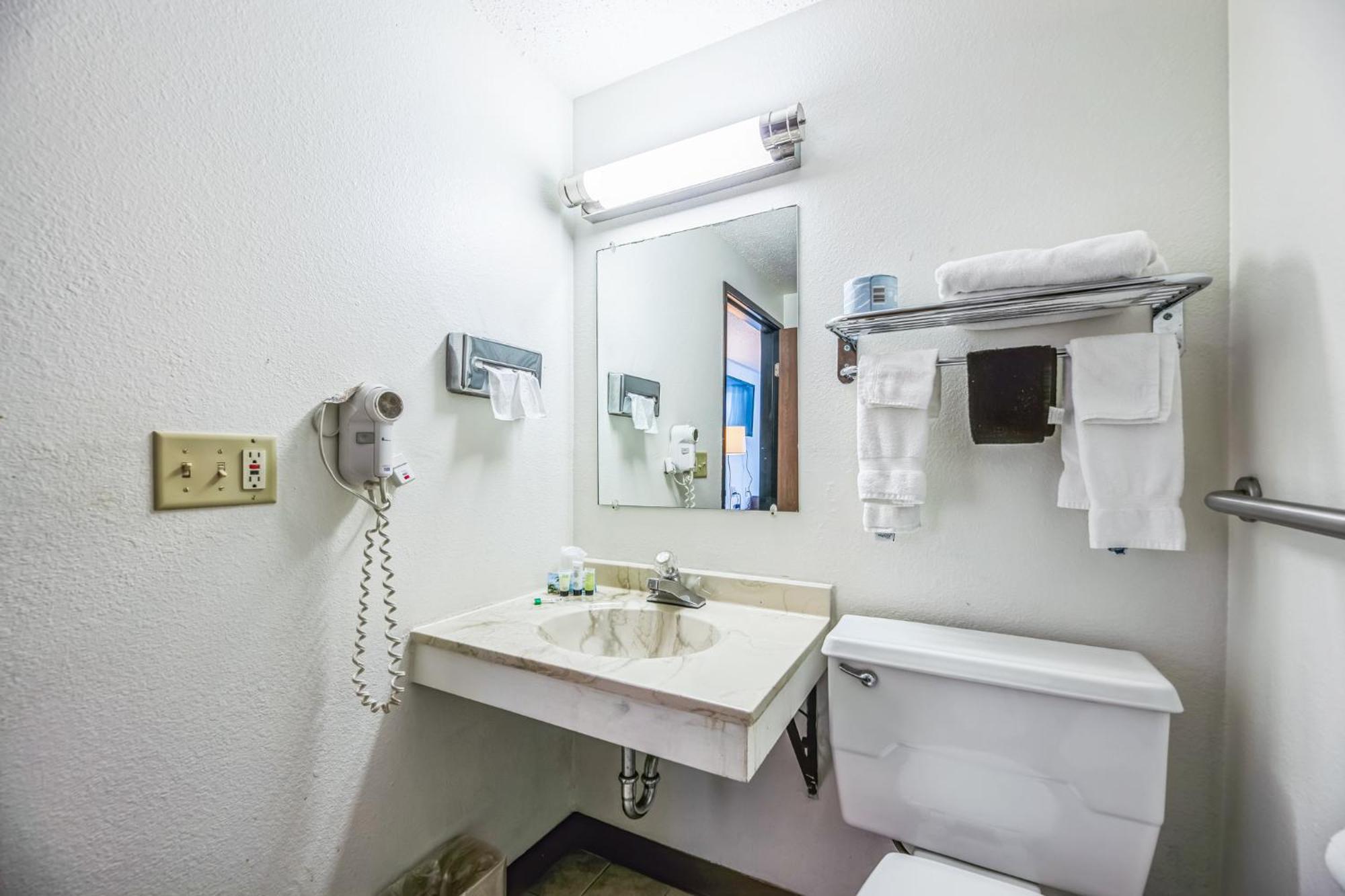 Hotel 8 Fergus Falls Bagian luar foto